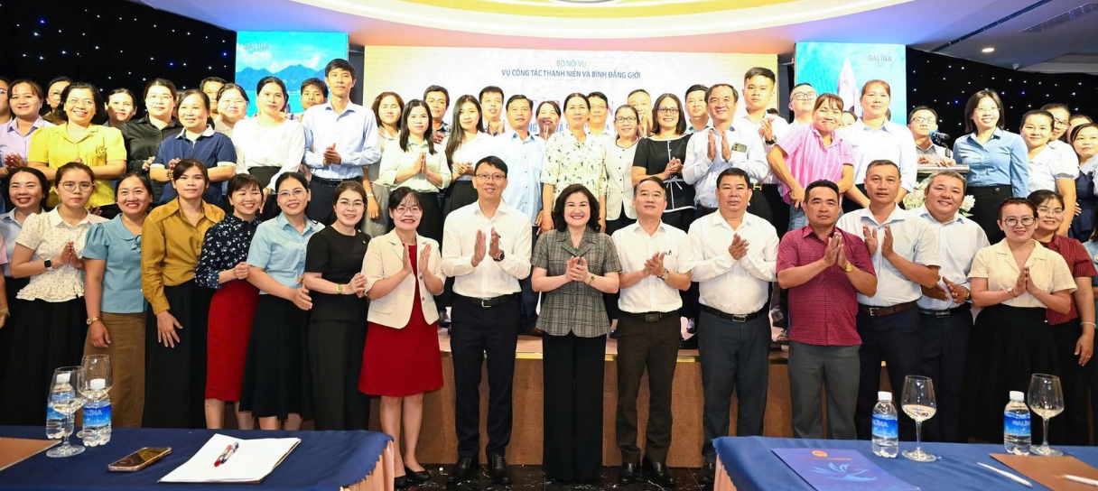 Giám đốc Quỹ Vì Tầm Vóc Việt giảng dạy tại ba lớp tập huấn về bình đẳng giới do Bộ Nội vụ tổ chức